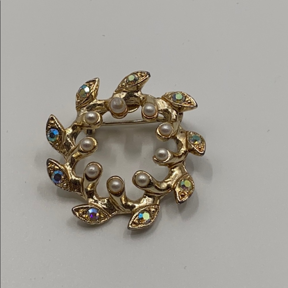 Goldtone wreath with faux pearls and gemstone pin